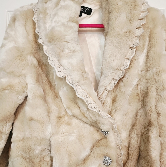 Black Rivet, Faux Fur Cream Jacket Size Large - UNWORN - Picture 1 of 9